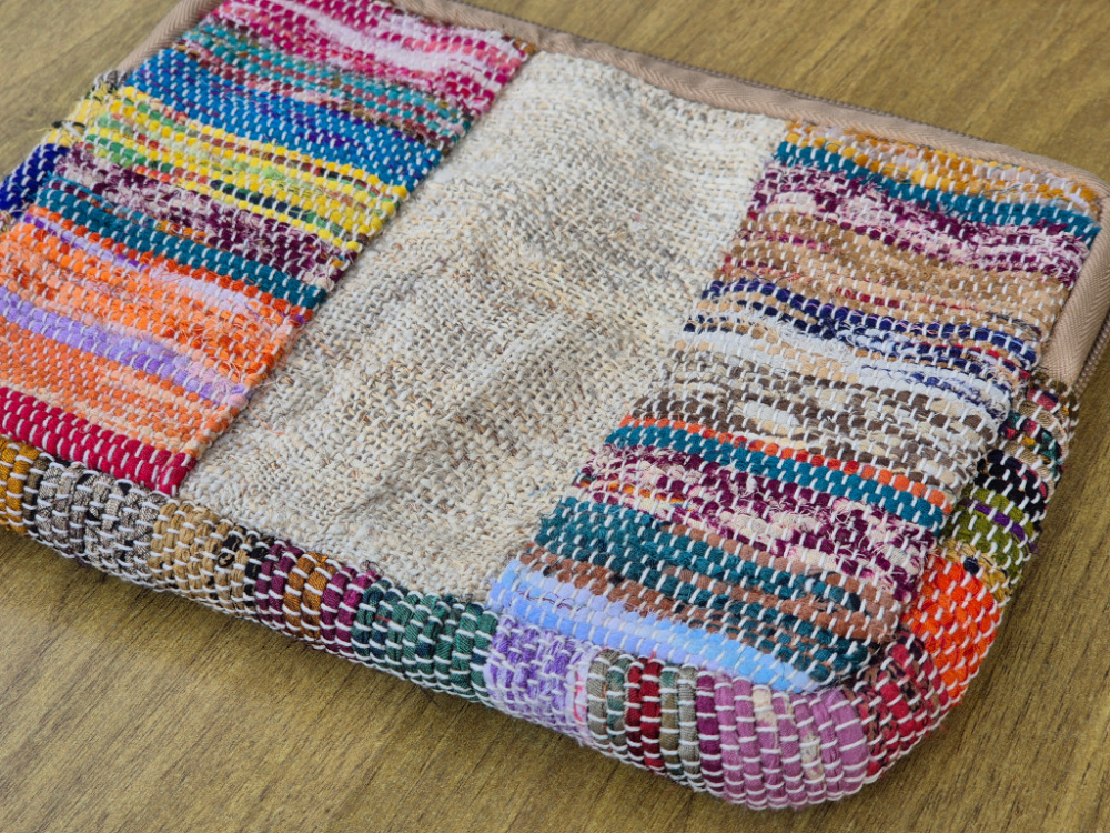 Make-up Beutel aus recyceltem Sari & Hanf | Zufallsausführung | LWH, Nepal